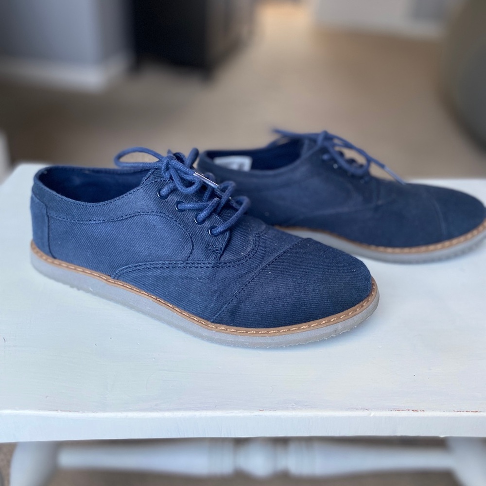 TOMS Boys 5.5 suede dress shoe